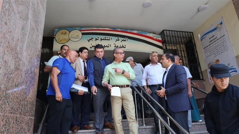 محافظ الجيزة يوجه بالالتزام بالمدد الزمنية المحددة لإنجاز طلبات المواطنين في العجوزة