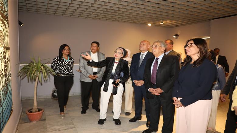 محافظ القاهرة يشارك فى افتتاح معرض