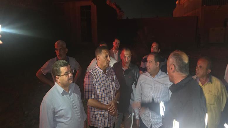 محافظ القليوبية يوجه بتوفير كافة الإمكانيات للسيطرة على حريق مصنع للبويات والزيوت ومخزن للألومنيوم بمدينة الخانكة *********** فور تلقي غرفة الأزمات والعمليات بمحافظة القليوبية بلاغًا بنشوب حريق بأحد مصانع صناعة البويات والزيوت وامتداده إلى مخزن للألومنيوم بمدينة الخانكة، انتقل الدكتور المهندس حسام عبد الفتاح محافظ القليوبية إلى موقع الحادث، بحضور اللواء أشرف جاب الله مساعد وزير الداخلية مدير أمن القليوبية، والدكتورة إيمان ريان نائب محافظ القليوبية، وعدد من القيادات التنفيذية والأمنية، للوقوف على تطورات الموقف واتخاذ الإجراءات الفورية اللازمة للسيطرة على الحريق والحفاظ على سلامة المواطنين والممتلكات. كما حضر النائب حاتم الشامي والنائبة بثينة عبد المطلب، أعضاء مجلس النواب، لمتابعة الموقف ميدانيًا والاطمئنان على سير أعمال الإطفاء والتنسيق مع الأجهزة التنفيذية لتقديم الدعم اللازم حتى الانتهاء من التعامل مع الحريق. ووجّه محافظ القليوبية بسرعة التعامل مع الحريق وتقديم جميع أوجه الدعم لقوات الحماية المدنية، حيث تم الدفع بـ18 سيارة إطفاء بقيادة اللواء هيثم شحاتة مدير إدارة الحماية المدنية بالق