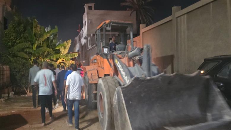 محافظ القليوبية يوجه بتوفير كافة الإمكانيات للسيطرة على حريق مصنع للبويات والزيوت ومخزن للألومنيوم بمدينة الخانكة *********** فور تلقي غرفة الأزمات والعمليات بمحافظة القليوبية بلاغًا بنشوب حريق بأحد مصانع صناعة البويات والزيوت وامتداده إلى مخزن للألومنيوم بمدينة الخانكة، انتقل الدكتور المهندس حسام عبد الفتاح محافظ القليوبية إلى موقع الحادث، بحضور اللواء أشرف جاب الله مساعد وزير الداخلية مدير أمن القليوبية، والدكتورة إيمان ريان نائب محافظ القليوبية، وعدد من القيادات التنفيذية والأمنية، للوقوف على تطورات الموقف واتخاذ الإجراءات الفورية اللازمة للسيطرة على الحريق والحفاظ على سلامة المواطنين والممتلكات. كما حضر النائب حاتم الشامي والنائبة بثينة عبد المطلب، أعضاء مجلس النواب، لمتابعة الموقف ميدانيًا والاطمئنان على سير أعمال الإطفاء والتنسيق مع الأجهزة التنفيذية لتقديم الدعم اللازم حتى الانتهاء من التعامل مع الحريق. ووجّه محافظ القليوبية بسرعة التعامل مع الحريق وتقديم جميع أوجه الدعم لقوات الحماية المدنية، حيث تم الدفع بـ18 سيارة إطفاء بقيادة اللواء هيثم شحاتة مدير إدارة الحماية المدنية بالق