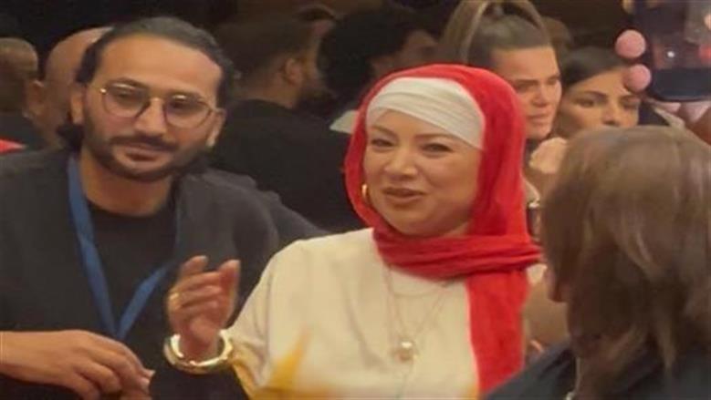 هل ارتدت الحجاب؟ انتصار تكشف سر إطلالتها المفاجئة في عرض «صقر وكناريا»