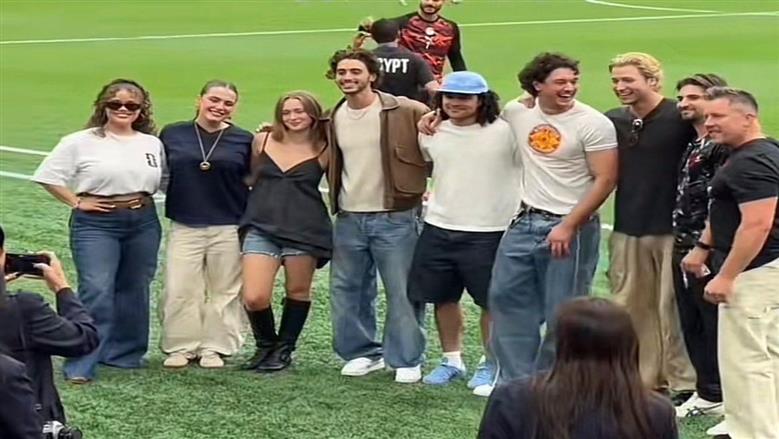    كأس العالم يجمع عشاق الفن والرياضة.. ظهور لافت لأبطال مسلسل شهير بمباراة مصر ونيوزيلندا 