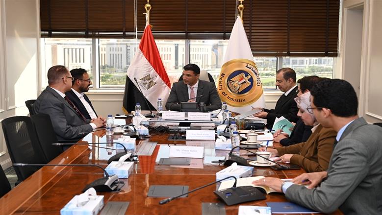 وزير الصناعة يبحث مع مسؤولي شركة دهانات عالمية خطط توسعها في مصر