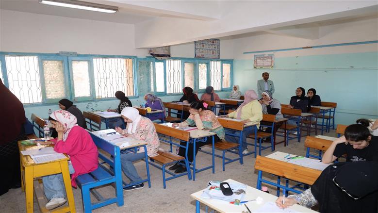 طلاب الثانوية العامة بكفر الشيخ: امتحان اللغة الأجنبية الثانية سهل وفي مستوى الطالب المتوسط