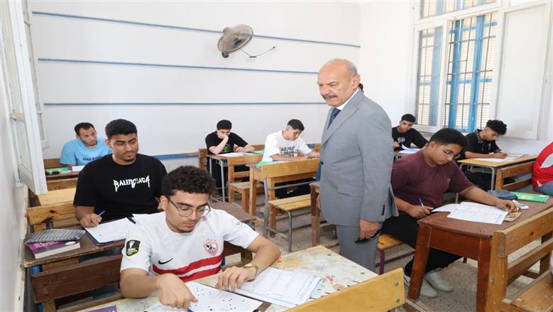 محافظ السويس داخل لجان الثانوية العامة.. راجع التجهيزات وأصدر تعليمات مهمة
