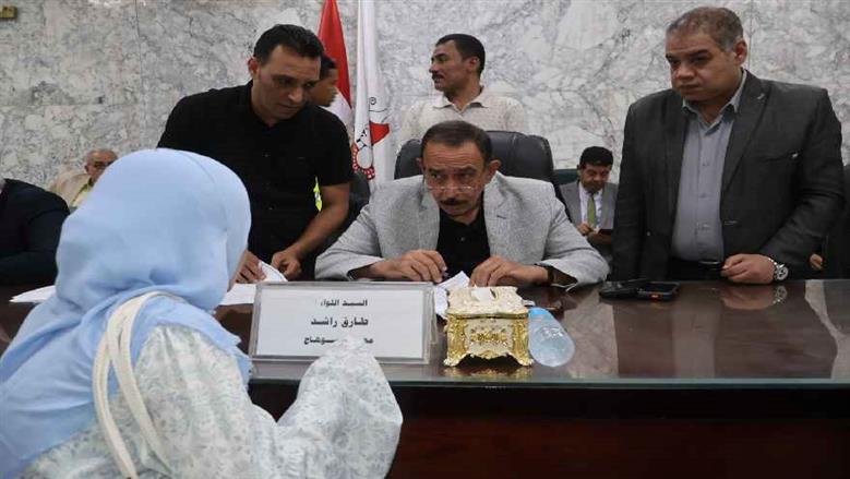 محافظ سوهاج يعقد اللقاء الجماهيري الأسبوعي لبحث مطالب المواطنين وحل مشكلاتهم
