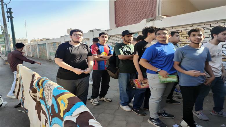  امتحانات الثانوية العامة بالمنيا.. ضبط موبايل مع طالب ونقل حالتين للمستشفى