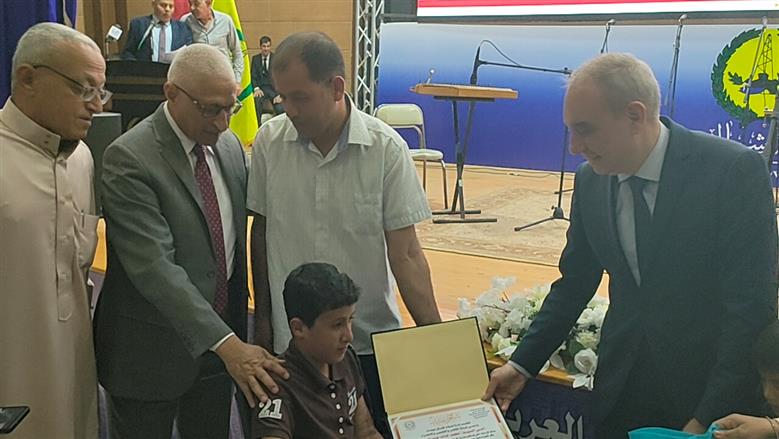 محافظ شمال سيناء يكرم محمد النصايرة أصغر مصابي العمليات الإرهابية بالشيخ زويد