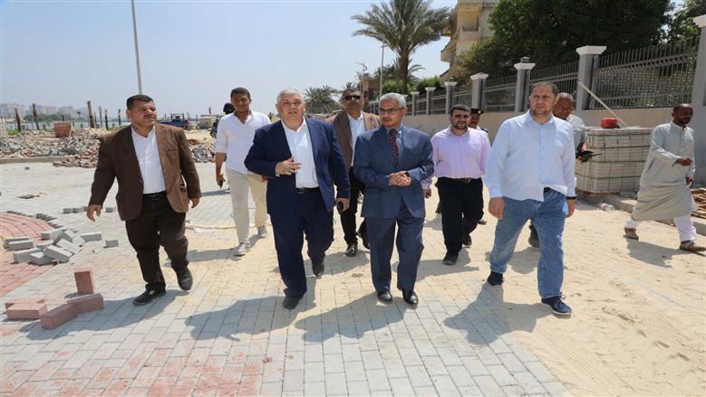 محافظ بني سويف يتابع تطوير مداخل ومخارج المرسى السياحي الجديد شرق النيل