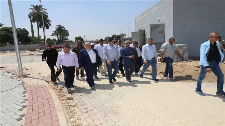 محافظ بني سويف يتابع تطوير مداخل ومخارج المرسى السياحي الجديد شرق النيل
