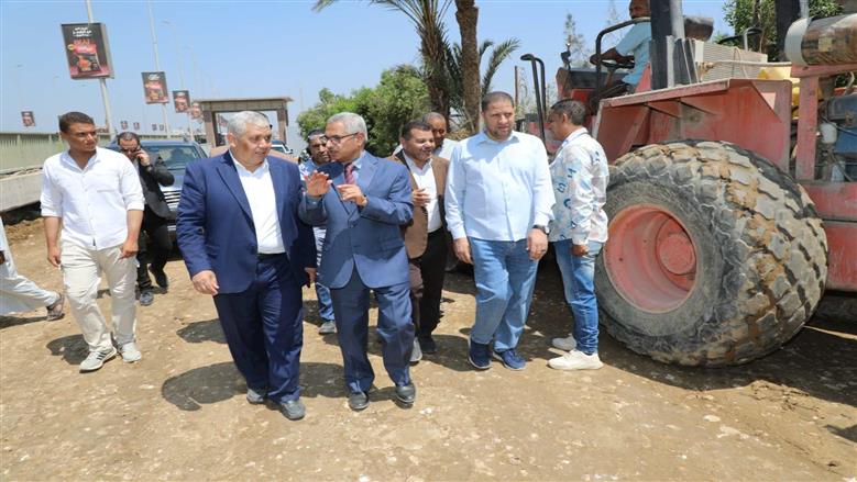 محافظ بني سويف يتابع تطوير مداخل ومخارج المرسى السياحي الجديد شرق النيل