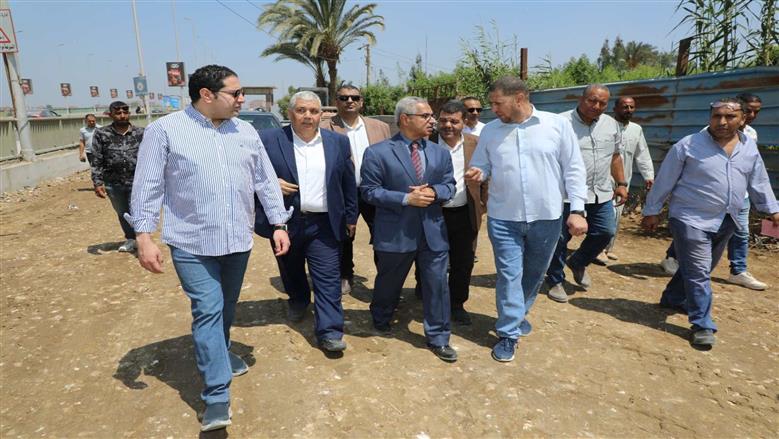 محافظ بني سويف يتابع تطوير مداخل ومخارج المرسى السياحي الجديد شرق النيل