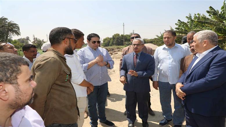 محافظ بني سويف يتابع تطوير مداخل ومخارج المرسى السياحي الجديد شرق النيل