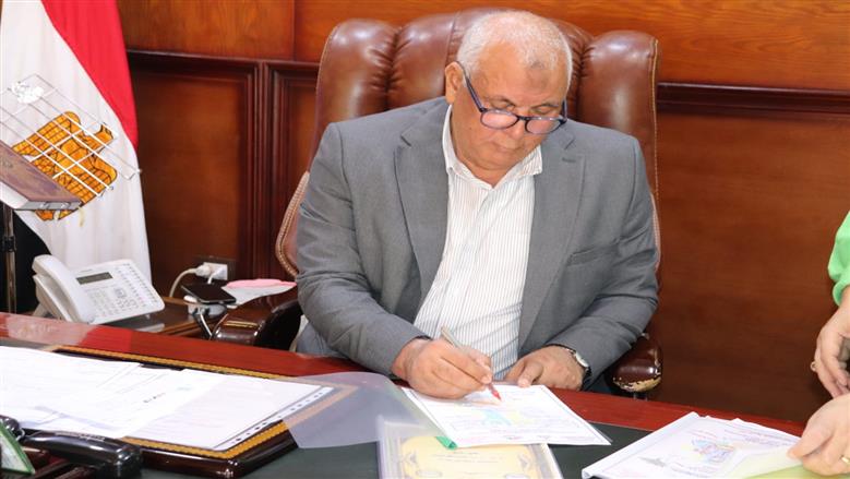 محافظ مطروح خلال اعتماده نتيجة الشهادة الإعدادية علي مستوى محافظة مطروح