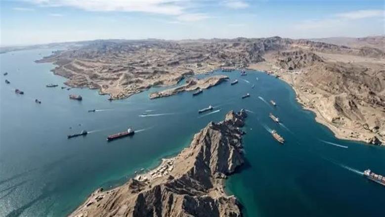 مضيق هرمز يشهد عودة تدريجية لناقلات النفط والغاز بعد اتفاق أمريكا وإيران 