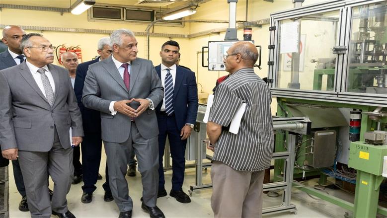 وزير الإنتاج الحربي يتفقد «وردية ليلية» في مصنع «300 الحربي» (صور)