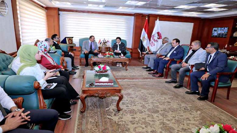 محافظ سوهاج ونائب وزير الصحة يستعرضان مؤشرات التنمية السكانية