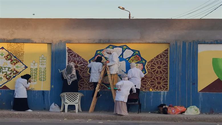 جداريات تحكي هوية كفر الشيخ.. طلاب التربية النوعية يحولون الأسوار إلى لوحات فنية