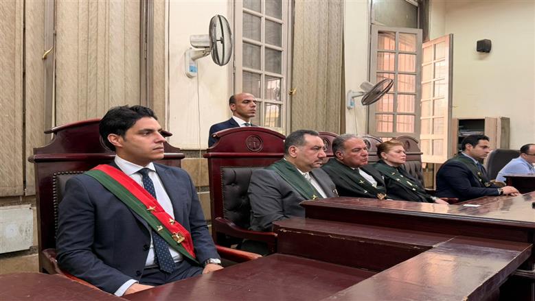 بملامح متوترة ورد مقتضب على القاضي.. أول ظهور لجيهان الشماشرجي أمام الجنايات في قضية السرقة بالإكراه