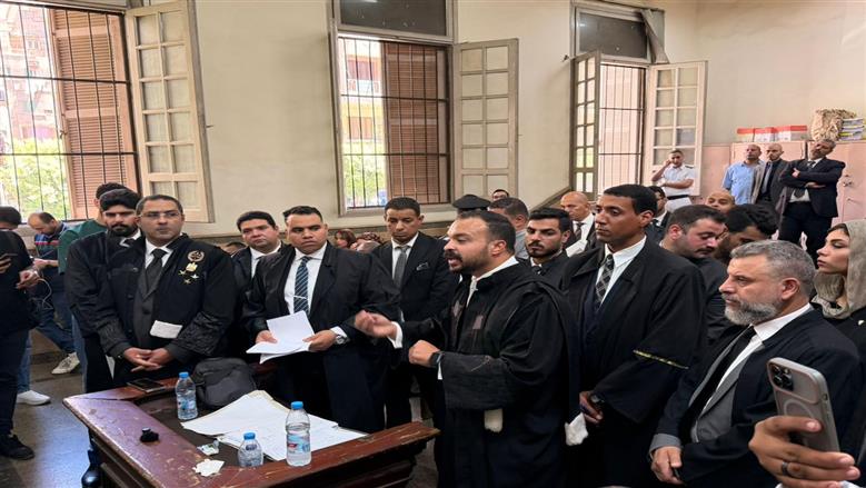 بملامح متوترة ورد مقتضب على القاضي.. أول ظهور لجيهان الشماشرجي أمام الجنايات في قضية السرقة بالإكراه