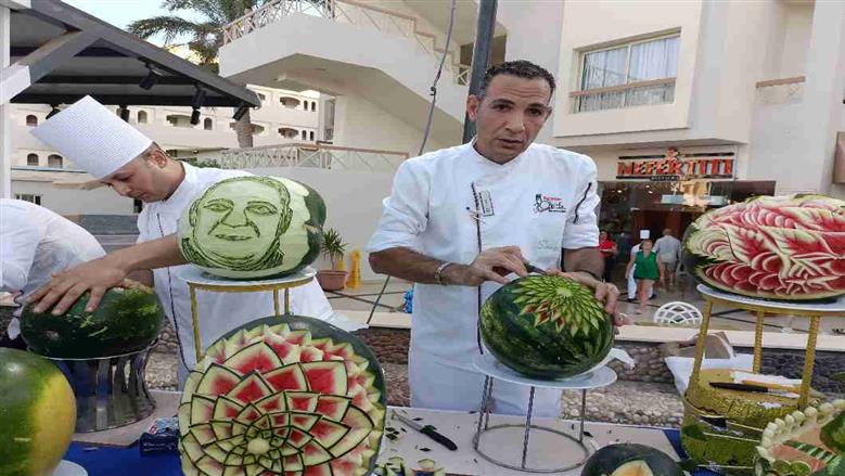 النحت على البطيخ في الغردقة 