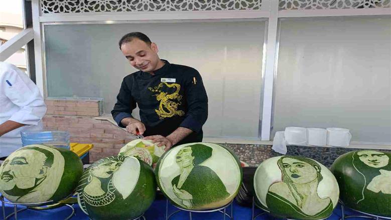 النحت على البطيخ في الغردقة 