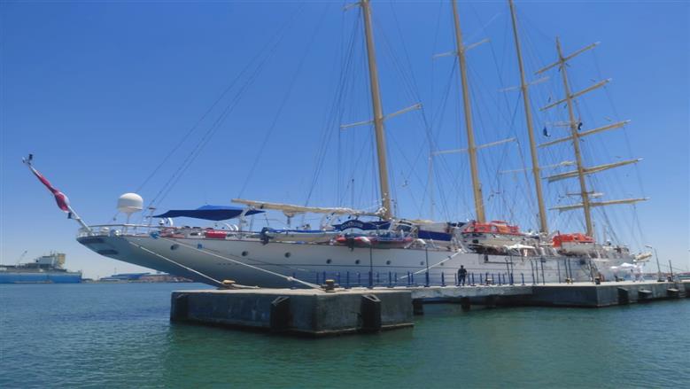 سفينة شراعية بميناء غرب بورسعيد