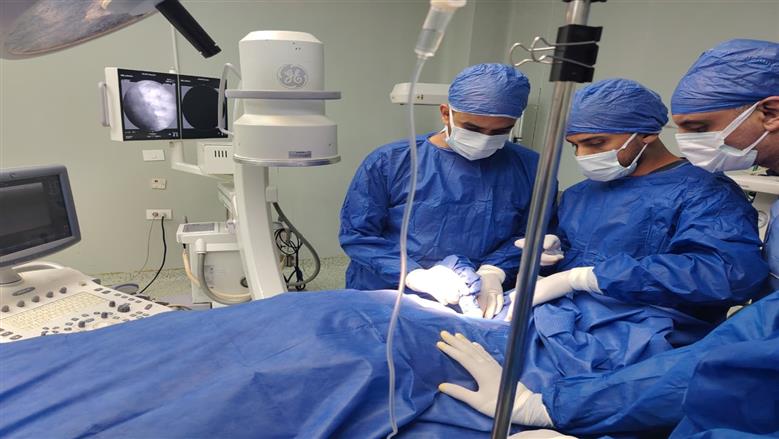 الفريق الطبي بمستشفى الضبعة خلال إجراء جراحات دقيقة