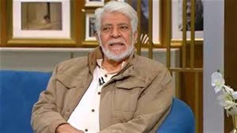 أول ظهور للفنان طارق النهري بعد تعرضه لحادث سير.. يشاهد مباراة مصر وإيران (فيديو)