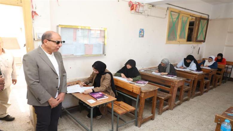 محافظ المنيا يتفقد لجان امتحانات الثانوية العامة.. ويوجه بتوفير أجواء هادئة للطلاب