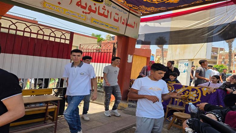 في مستوى الطالب المتوسط.. آراء طلاب الثانوية العامة في امتحان اللغة العربية بالمنوفية