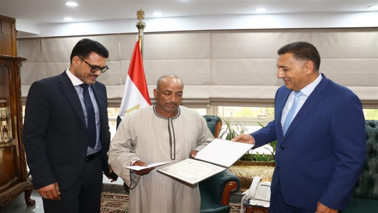محافظ القليوبية يكرم عاملًا أنقذ محطة مياه الرملة من تسريب غاز الكلور
