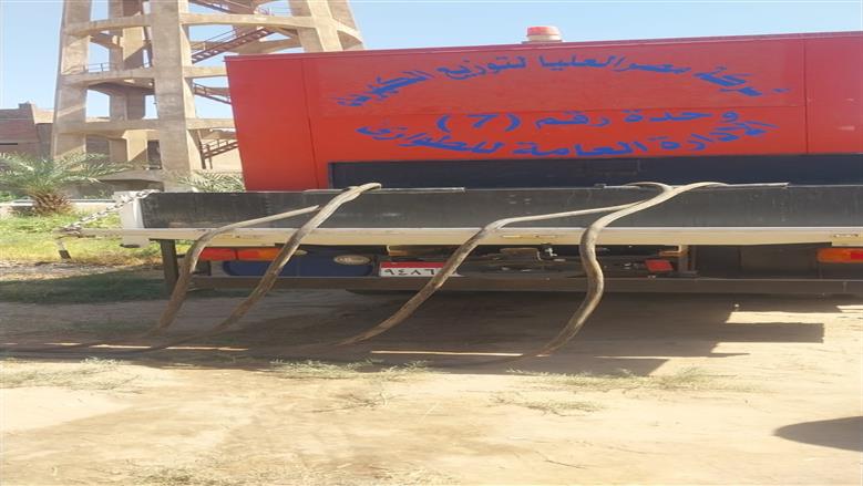محافظ أسوان يوجّه بتوفير سيارات مياه مجانية للأهالي عقب حريق محول محطة مياه إدفو غرب