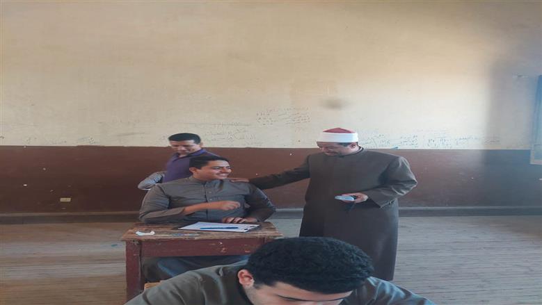 توأمان داخل لجنة امتحانات الثانوية الأزهرية بأسيوط.. والمشرف يفاجأ بالمشهد