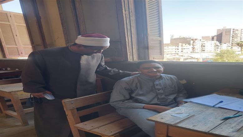 المشرف على امتحانات الثانوية الأزهرية بأسيوط يفاجأ بوجود توأمين داخل لجنة واحدة