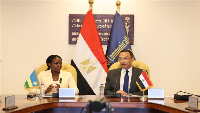 وزير الاتصالات ونظيرته الرواندية