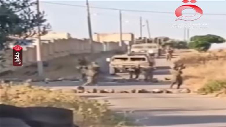 أطفال بلدة عابدين بسوريا يقطعون الطريق بالحجارة اعتراضا على توغل قوات الاحتلال الإسرائيلية