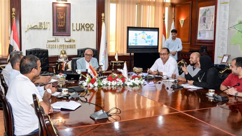 محافظ الأقصر يتابع موقف تسليم وتشغيل مشروعات «حياة كريمة»