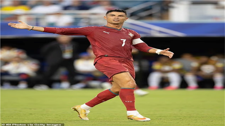 خلال مواجهة البرتغال وكولومبيا.. لماذا خلع رونالدو حذاءه الذهبي بين الشوطين؟