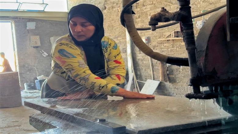 ام العربي.. سيدة تعمل في تقطيع الرخام 