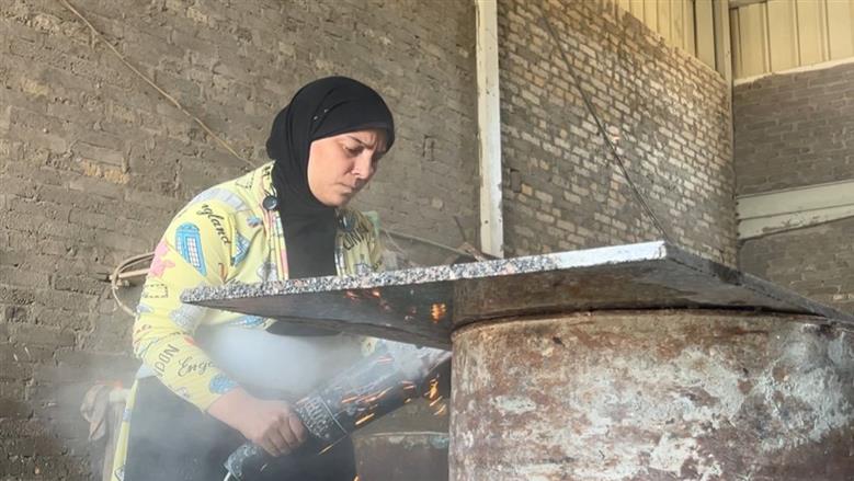 «مرض الزوج يغير حياتها».. سارة تقتحم عالم الرخام لإدارة ورشة الأسرة