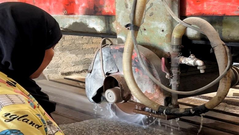ام العربي.. سيدة تعمل في تقطيع الرخام