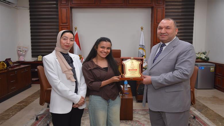 جامعة أسيوط الأهلية تكرم الطالبات المتميزات في المسرح والإبداع الجامعي