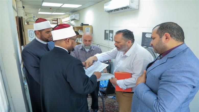 أمين البحوث الإسلامية يتفقد منافذ مطبوعات الأزهر بالقاهرة