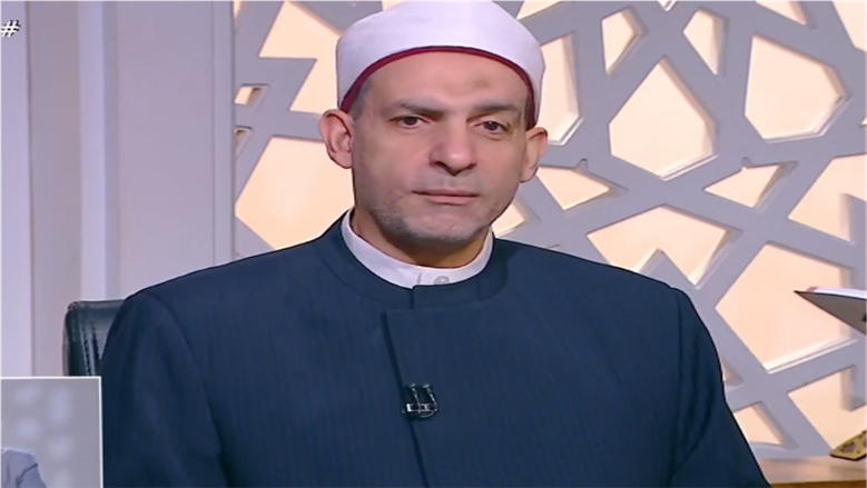 الإفتاء: تقبيل أيدي كبار السن وأهل الفضل والصلاح لا مانع منه شرعا