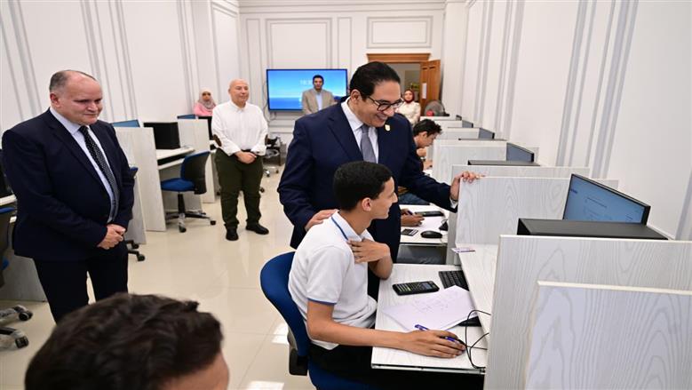 رئيس جامعة القاهرة يتابع امتحانات الترم الثاني بالجامعة الأهلية والفرع الدولي والاختبارات الإلكترونية