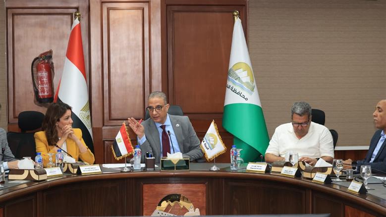 محافظ الجيزة يجتمع مع مسؤولي شركات النظافة والمتعهدين لرفع كفاءة منظومة العمل