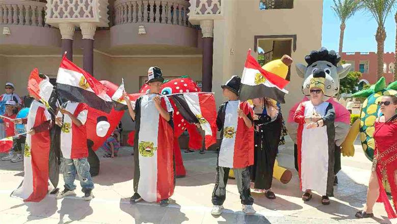 سائحون من 30 دولة يشاركون في احتفالات ذكرى «30 يونيو» بمسيرة على شواطئ الغردقة