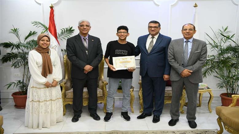 محافظ قنا يكرم أوائل الشهادة الإعدادية: نماذج مشرفة تستحق التقدير