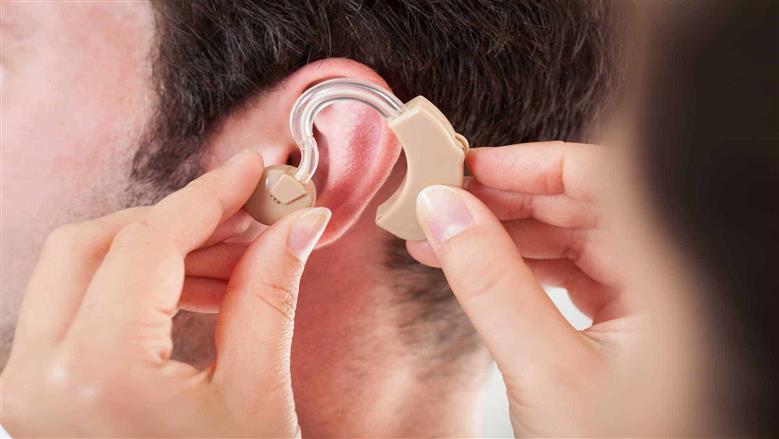 توزيع سماعات طبية على ذوي الهمم بالقرى الأكثر احتياجا في كفر الشيخ